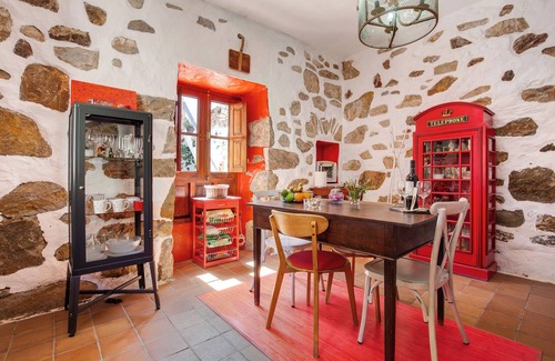 Pajara House | Vacation Home 'La Casa de Petrita' with Mountain View, Garden & Wi-Fi