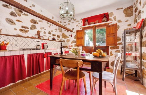 Pajara House | Vacation Home 'La Casa de Petrita' with Mountain View, Garden & Wi-Fi