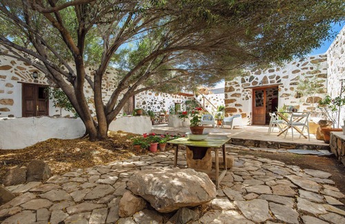 Pajara House | Vacation Home 'La Casa de Petrita' with Mountain View, Garden & Wi-Fi