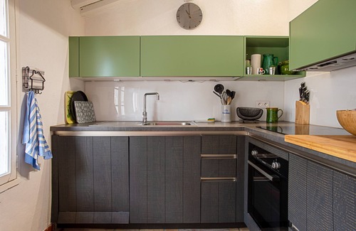 Porquerolles House | Vacation Home 'La Maison et Son Jardin Clos' with Private Terrace & Wi-Fi