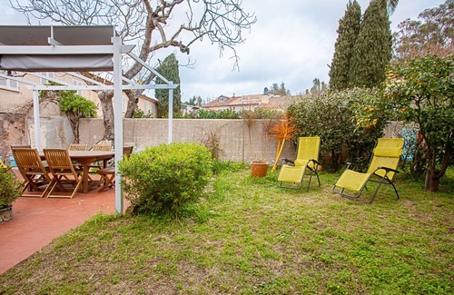 Porquerolles House | Vacation Home 'La Maison et Son Jardin Clos' with Private Terrace & Wi-Fi