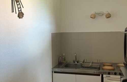 Vendres Cabin | Vacation home 'Les Lauriers-roses' sleeps 6, 1 km from the beach.