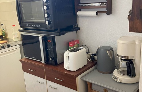 Vendres Cabin | Vacation home 'Les Lauriers-roses' sleeps 6, 1 km from the beach.