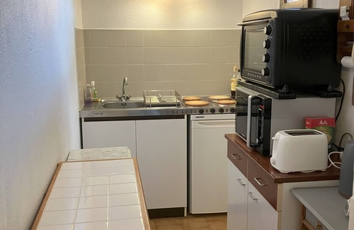 Vendres Cabin | Vacation home 'Les Lauriers-roses' sleeps 6, 1 km from the beach.