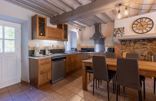 Montel-de-Gelat House | Vacation home sleeps 15 near the Chaîne des Puys in Auvergne