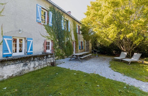 Montel-de-Gelat House | Vacation home sleeps 15 near the Chaîne des Puys in Auvergne
