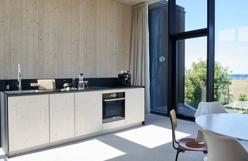 Falshoft House | Vacation home (terraced house) only 200 meters from the beach + sea view!