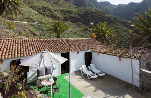 Lomo de Arico House | Vacation Home Traditional Canary Cottage in Masca with Garden, Terrace & Wi-Fi