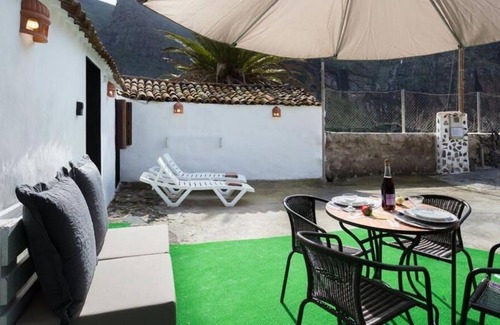 Lomo de Arico House | Vacation Home Traditional Canary Cottage in Masca with Garden, Terrace & Wi-Fi