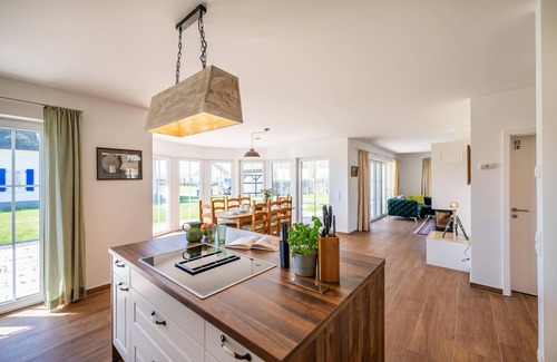 Trent House | Vacation home Villa Hans: your spacious retreat in Westrügen