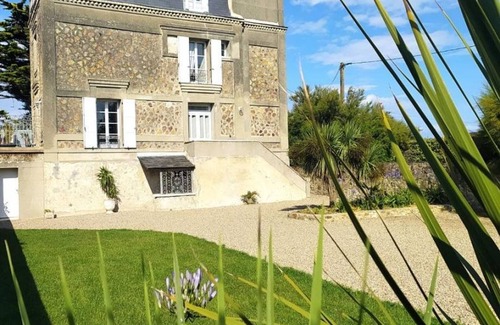 Quineville Cottage | Vacation home with direct beach access and garden in Quinéville