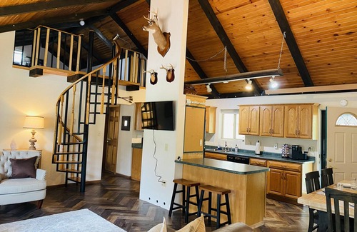 Hermosa House | Vacation home with views of Mount Rushmore!