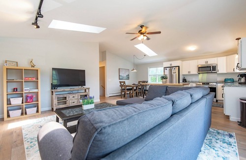 Narragansett House | Vacation in Comfort & Style!