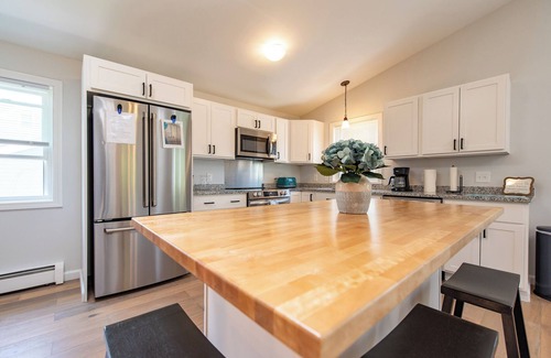 Narragansett House | Vacation in Comfort & Style!