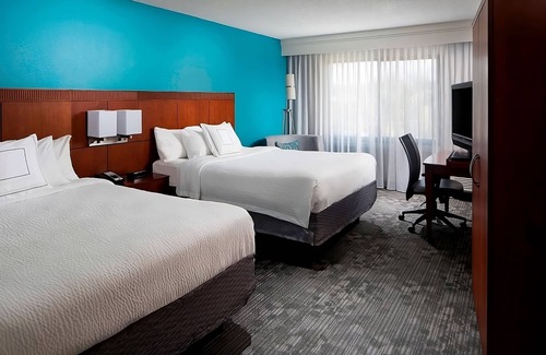 Boca Raton Hotel | Vacation is Calling! 2 Posh Units, Close to Boca Raton Beach, Free Parking, Pool