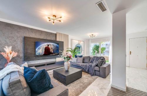 Torrequebrada Villa | VACATION MARBELLA I Sunny Camelia Villa Heated pool, Recently Renovated, Best Residential Neighborhood in Benalmadena, Short walk to the beach, Cinema Room