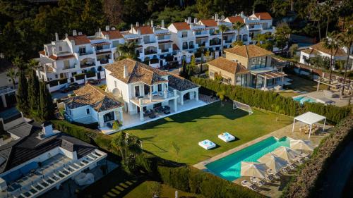 Nueva Andalucia Villa | VACATION MARBELLA I Villa Milka, Frontline Golf, Giant Private Heated Pool, Close to High-end Restaurants, 8min Puerto Banus, Cine Room