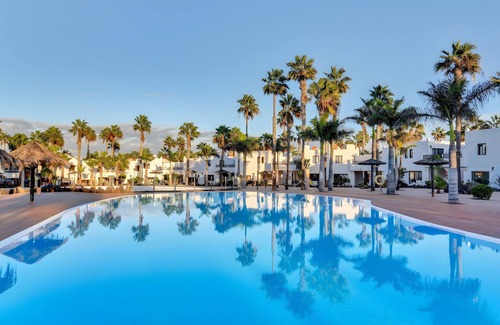 Corralejo Apartment | Vacation 'Oasis Duna Casa Elena' with Shared Pool, Balcony and Wi-Fi