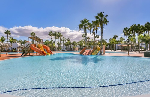 Corralejo Apartment | Vacation 'Oasis Duna Casa Elena' with Shared Pool, Balcony and Wi-Fi
