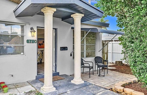 Driftwood House | Vacation pool home Tranquil