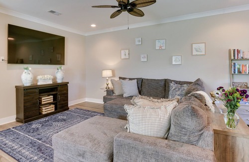 Spanish Wells House | Vacation Rental & Grill 4 Mi to Coligny Beach Park