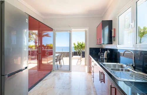 Puerto del Carmen Villa | Vacation Rental 'Villa Loretta' with Sea View, Heated Pool & Wi-Fi