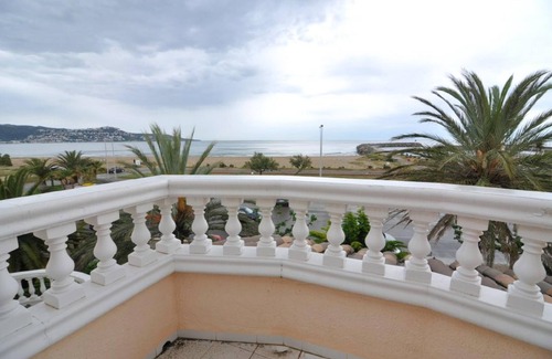 Empuriabrava Ski Chalet | Vacation rental in Empuriabrava, Costa Brava: Charming villa next to La Rubina beach, perfect for families of up to 6 people.
