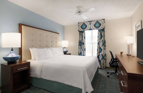Villas Hotel | Vacation Starts Here! Outdoor Pool and BBQ Facilities, Near Fish Tale Marina!
