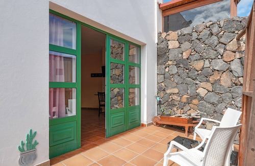 Yaiza Apartment | Vacation 'Suite Junior Con Vistas Al Jardin' with Mountain View, Wi-Fi and Air Conditioning