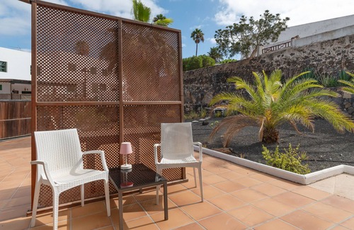Yaiza Apartment | Vacation 'Suite Junior Con Vistas Al Jardin' with Mountain View, Wi-Fi and Air Conditioning