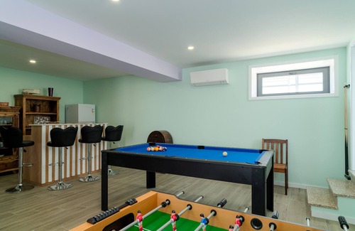 Lever House | Vacation villa in Porto/Lever with private indoor heated pool, SPA, air conditioning, and Wifi