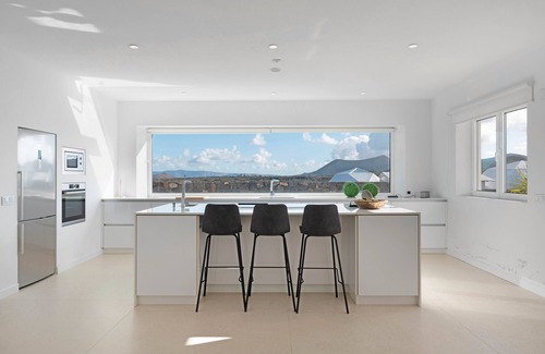 Tinajo Villa | Vacation Villa 'Tinguaton' with Mountain View, Wi-Fi and Air Conditioning