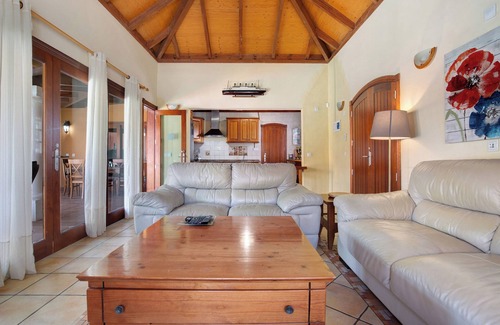 Corralejo Villa | Vacation Villa 'Villa Brisamar19' with Mountain View, Private Pool and Wi-Fi