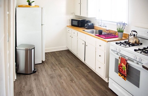 Venice Cottage | Vacay chalet a block to beach w two bikes pet friendly