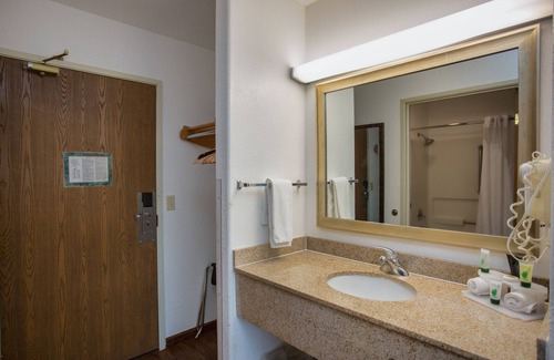 Green Valley Hotel | Vagabond Inn Executive - Green Valley