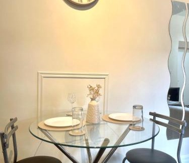 Liverpool Apartment | Valentinez Properties - Apart Hotel with a garden in Liverpool