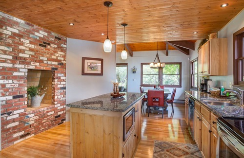 Mariposa Cabin | Valerian Retreat - Jewel of a Cabin with HOT TUB & Fire Pit -Secluded on 5 Acres