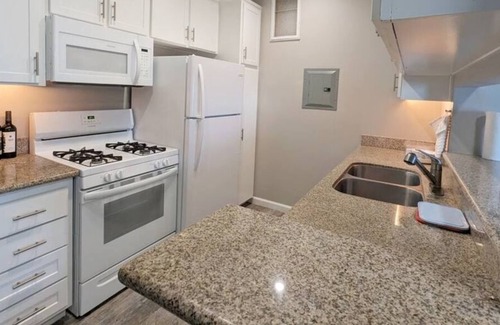 Reseda Apartment | Valerio · Cozy 1B/1B: Centrally Located