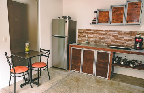El Cerro House | Valle Pura Vida Condo #101 . Near everything. New modern type apt.