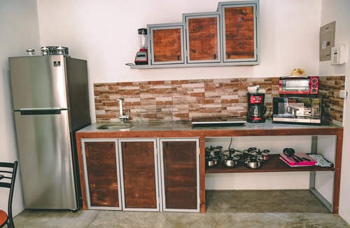 El Cerro House | Valle Pura Vida Condo #101 . Near everything. New modern type apt.