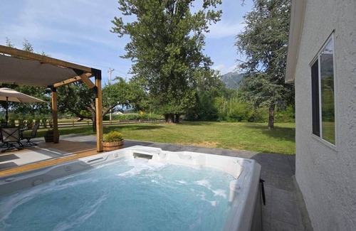 North Bend House | Valley Brickhouse | Hot Tub Trails Downtown 1m