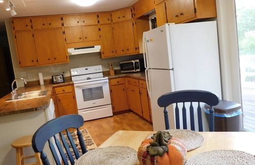 Blairsville House | Valley Creek Cottage: lakes, hiking, Casino and John Campbell Folk School