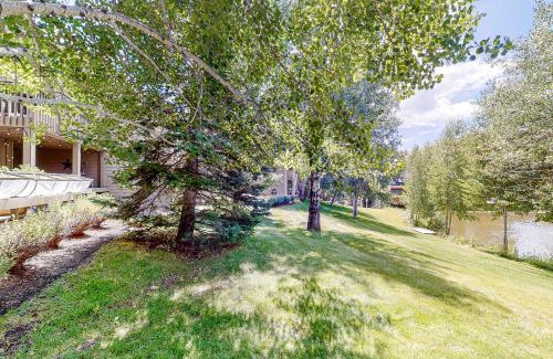 Elkhorn Village Apartment | Valley Gem