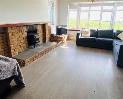 Down Villa | Valley Lodge 3 BR Retreat in Craigantlet Hills