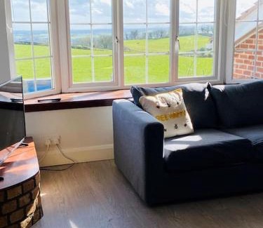Down Villa | Valley Lodge 3 BR Retreat in Craigantlet Hills