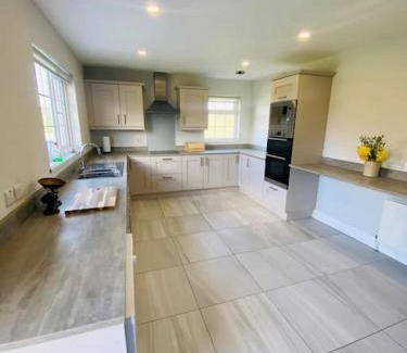 Down Villa | Valley Lodge 3 BR Retreat in Craigantlet Hills