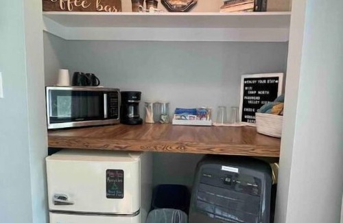 Mars Hill House | Valley View - In Town - Guest Suite