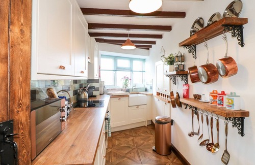 Belper Cottage | VALLEY VIEW, pet friendly, character holiday cottage in Belper