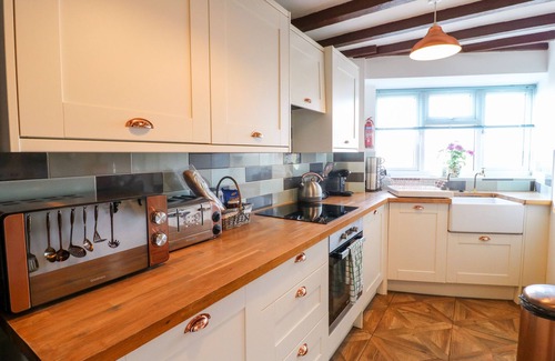 Belper Cottage | VALLEY VIEW, pet friendly, character holiday cottage in Belper