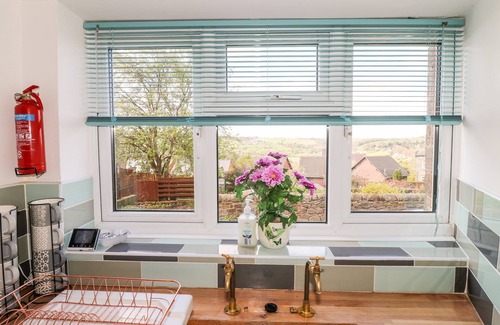 Belper Cottage | VALLEY VIEW, pet friendly, character holiday cottage in Belper